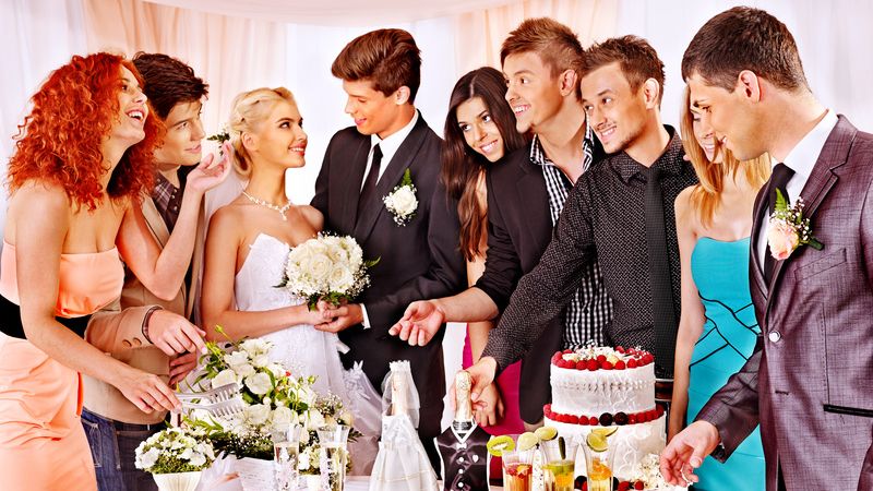Hochzeitsgäste hinter Torte