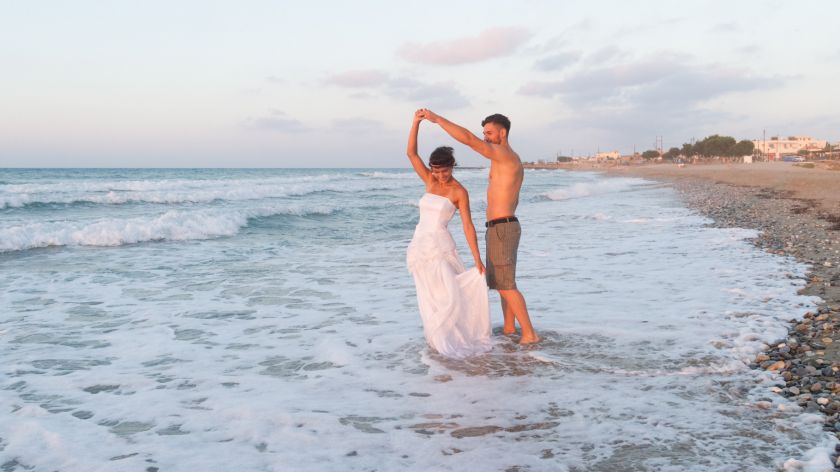Brautpaar tanzend am Strand