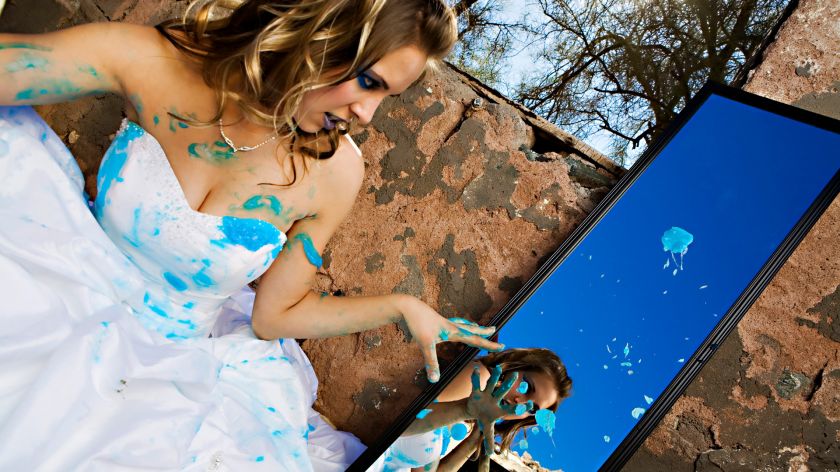 Braut mit blau gefärbtem Brautkleid