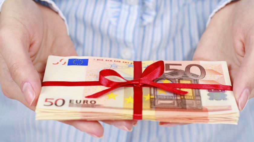 Füngig Euro in Geschenksband gebündelt