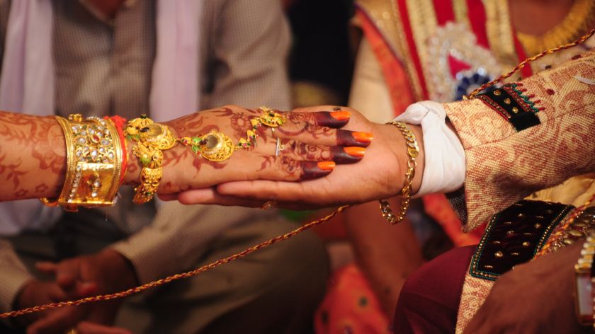 Indische Hochzeit - Hände übereinander gelegt