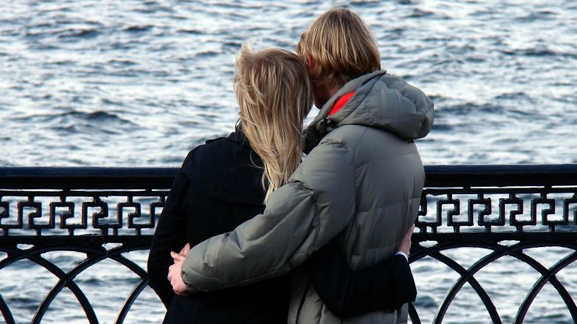 Paar umarmt sich am See