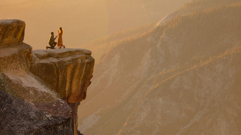 Heiratsantrag auf einer steilen Klippe