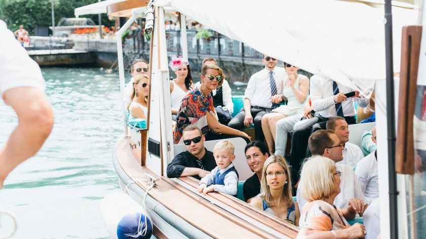 Hochzeitsgäste im Boot