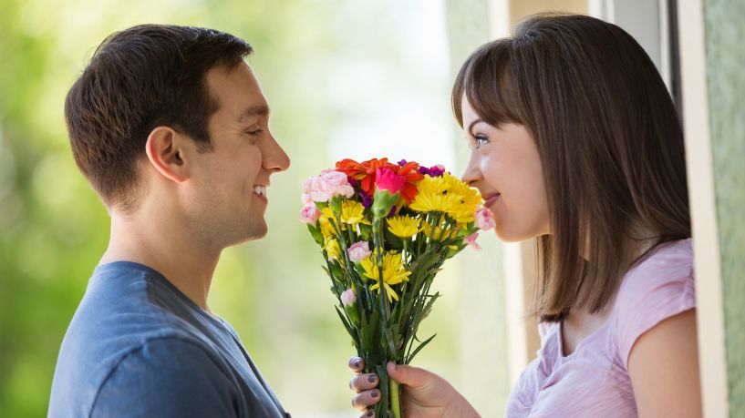 Paar hält einen Blumenstrauss