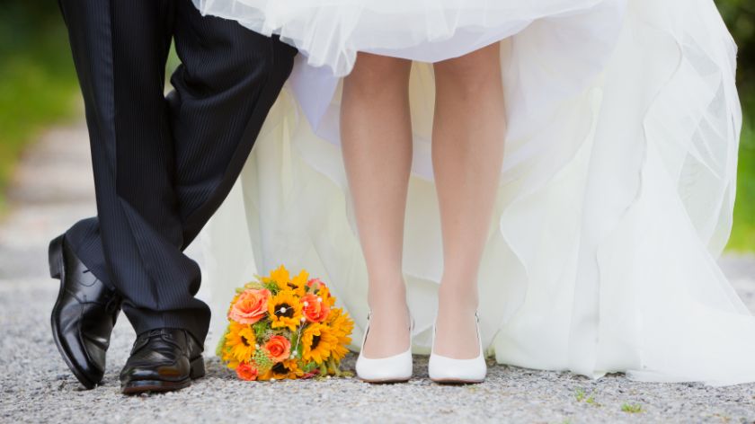 Brautstrauss liegt neben den Schuhen