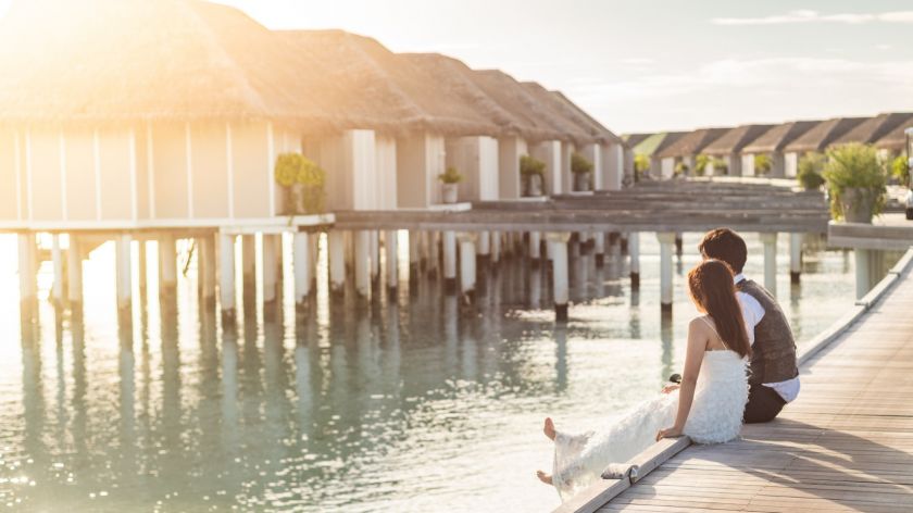 Brautpaar in Hotelanlage am Wasser