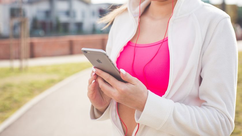 Frau trainiert mit Smartphone