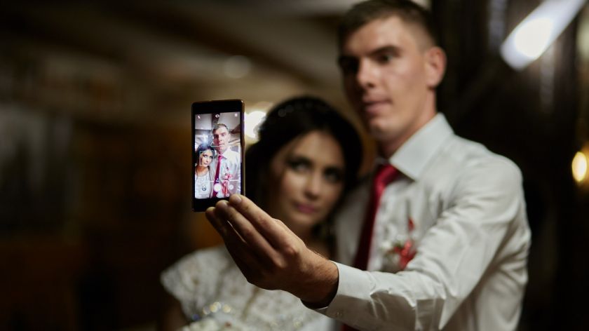 Brautpaar mach Selfie