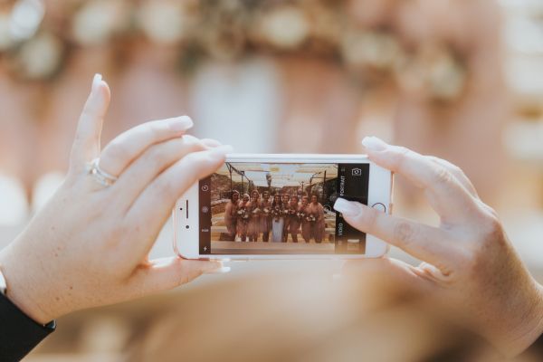Smartphone-Etikette: Dos and Don'ts auf Hochzeiten
