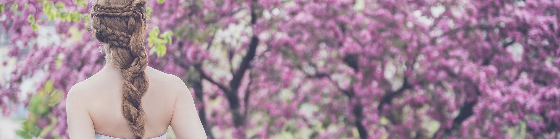 Braut vor blühenden Bäumen