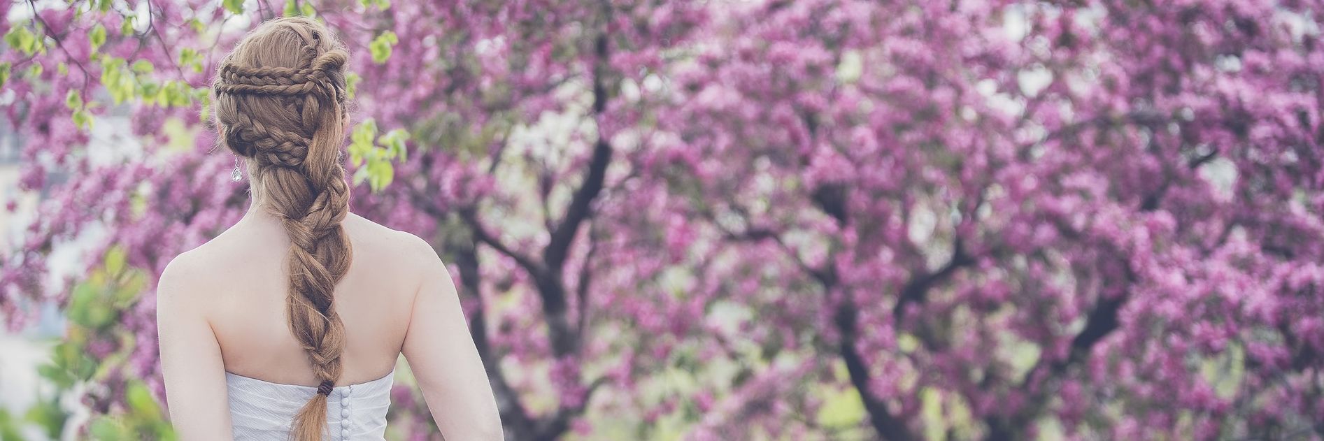 Braut vor blühenden Bäumen