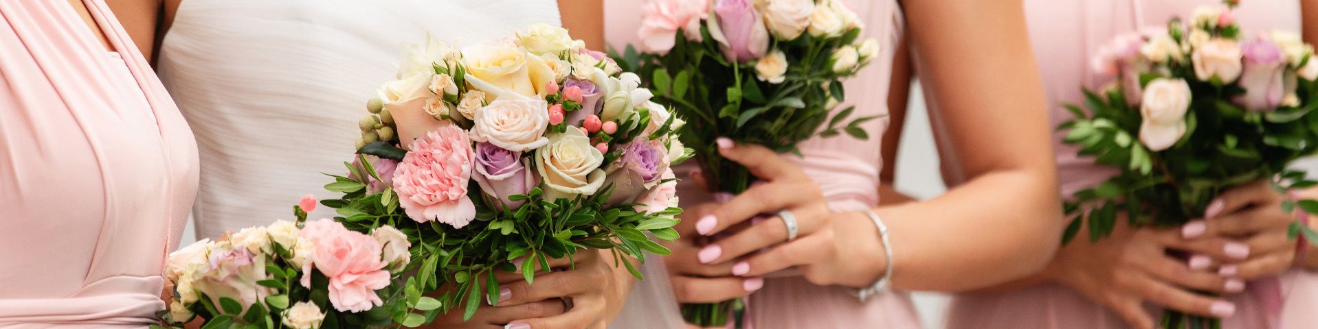 Braut mit Brautjungern haben Sträusse in den Händen