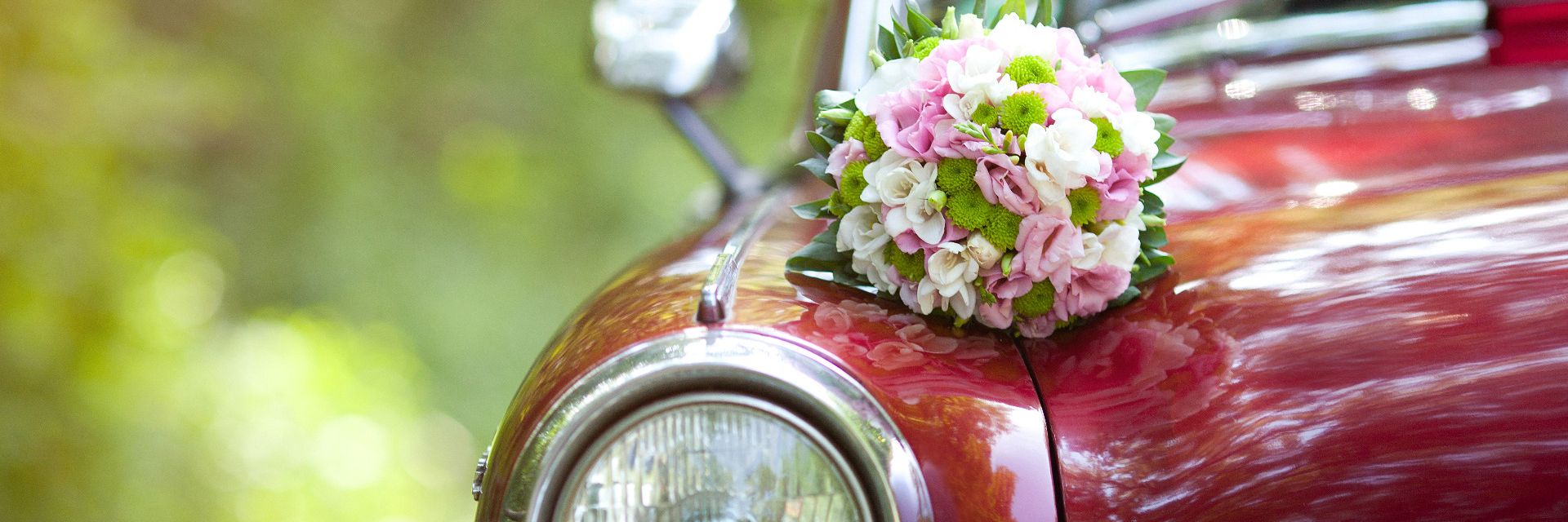 Oldtimer mit Blumenstrauss auf der Haube
