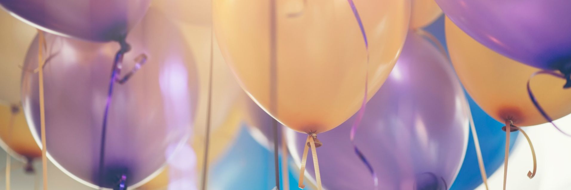 Pastellfarbene Luftballone steigen hoch