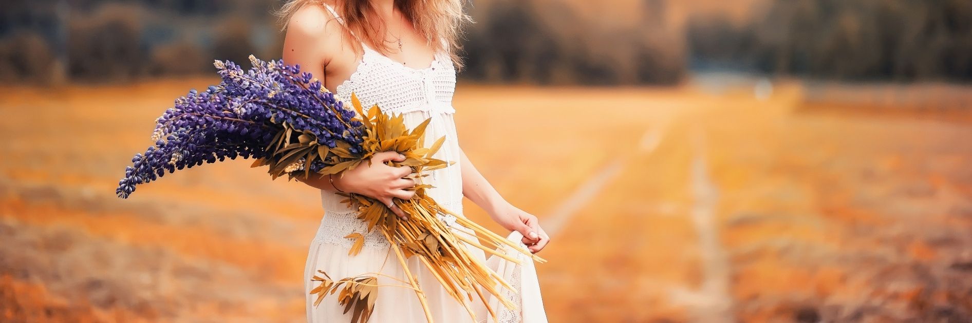 Braut mit Lavendel in der Hand