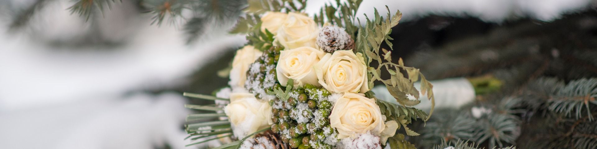 Winterlicher Brautstrauss im Schnee